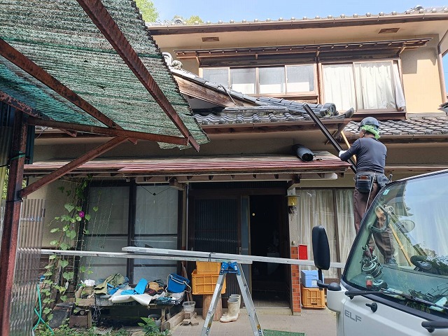 玄関屋根のカバー工事のために既存雨樋を取り外している様子
