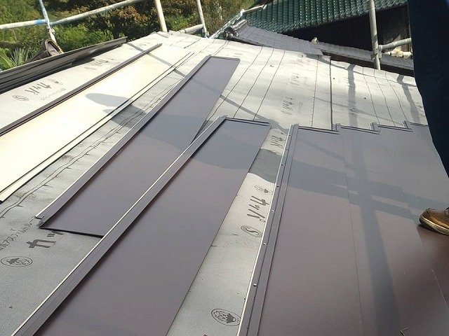 SGL鋼板屋根材の張り施工を進める屋根全体の様子