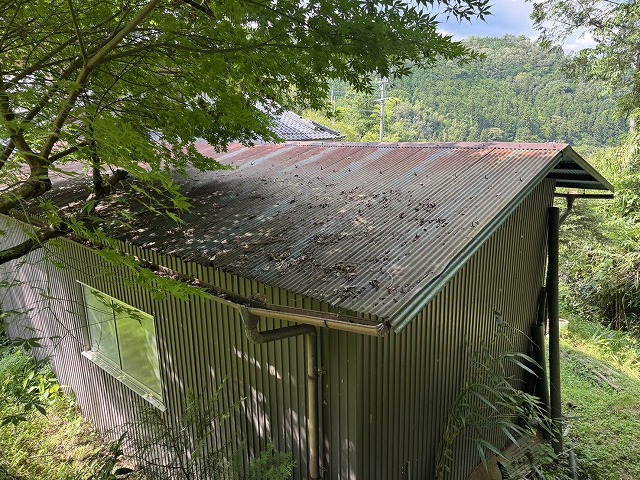 サビが広範囲に発生した既存トタン波板屋根の倉庫外観
