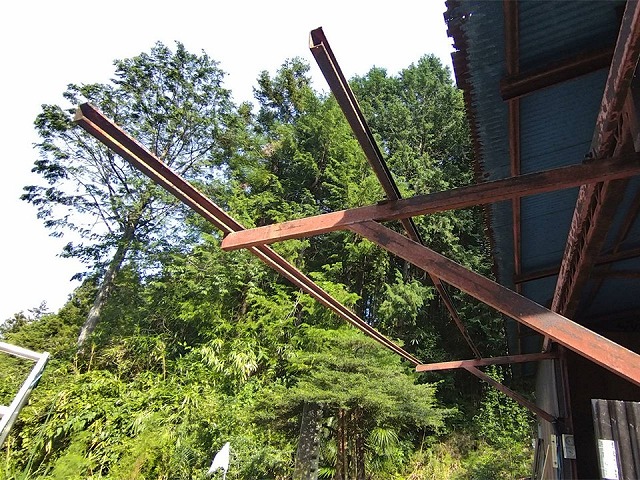 劣化した塩ビ波板を撤去し骨組みのみとなった倉庫下屋根の状態