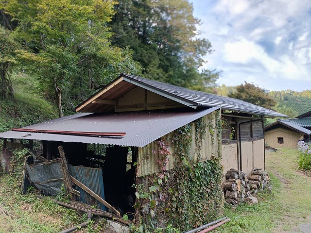 新しいSGL鋼板屋根で仕上がった農作業小屋の完成後の様子