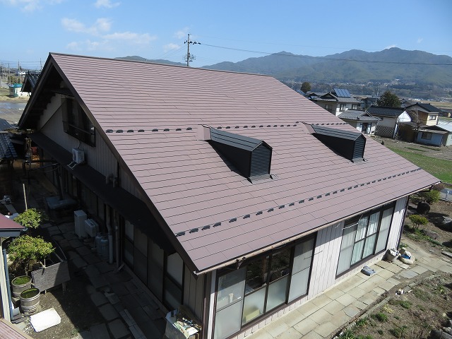 10年前に瓦から金属屋根への葺き替えを行った住宅の外観