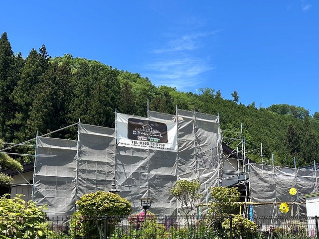金属屋根塗装工事の高圧洗浄が完了した建物の外観