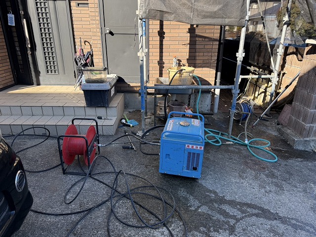 横葺きトタン屋根塗装工事の高圧洗浄で使用するコンプレッサーなど