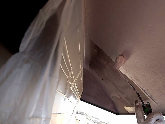 住宅屋根塗装工事の煙突軒天への塗装