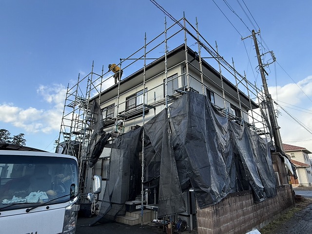 住宅外壁塗り替え工事が完了して足場を解体している状況