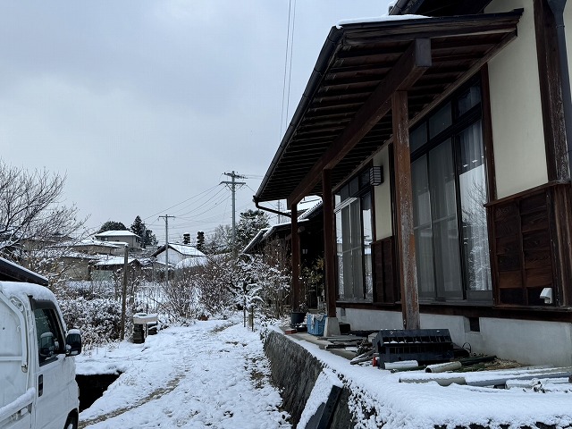 雨樋の劣化状況を確認した平屋住宅の現場調査