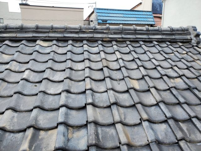 飯田市で瓦屋根を葺き替える工事を行います。無料点検のようす