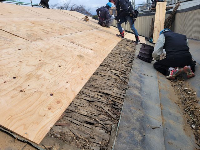 飯田市の葺き替え工事における野地板とルーフィング施工のようすです