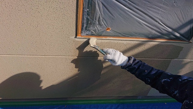 駒ケ根市外壁塗装外壁二階中塗り2