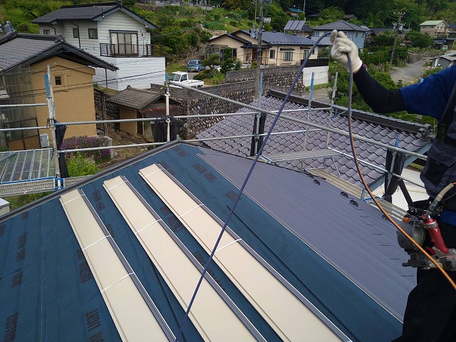 上伊那郡中川村　色褪せが目立つコロニアル屋根のお宅の屋根カバー工事が着工しました
