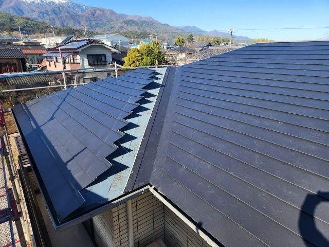屋根カバー工法工事施工中の飯島町S様宅の工事が完成しました