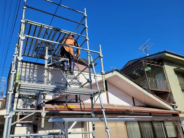 飯田市で屋根の葺き替え工事を行いました。トタン屋根を塗装して完成