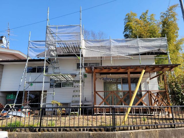 飯田市で割れたスレート屋根の補修と塗装工事を行いました