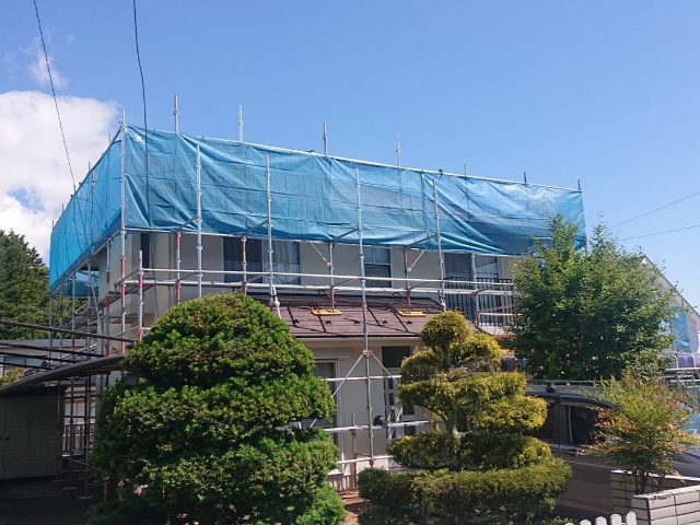 宮田村N様宅にてミサワホームのコロニアル屋根塗装工事をおこなっています。タスペーサーを使った縁切りについて。