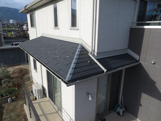 スレート屋根や棟板金などに経年劣化を確認した住宅の無料点検