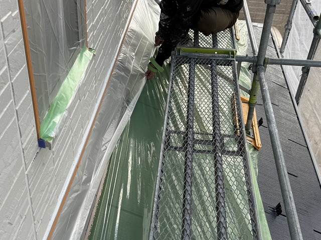 サイディング外壁塗装工事の下屋根へのマスカー養生