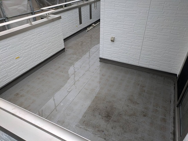 ベランダ防水工事の高圧洗浄で汚れや苔などを除去