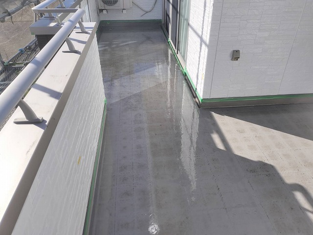 住宅ベランダウレタン塗膜防水工事のプライマー塗布が完了