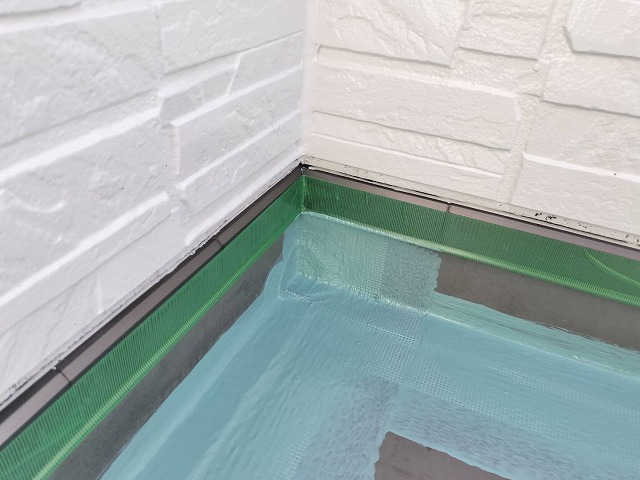 ウレタン塗膜防水工事でシート防水を補強したメッシュテープ部分へのハケ塗り