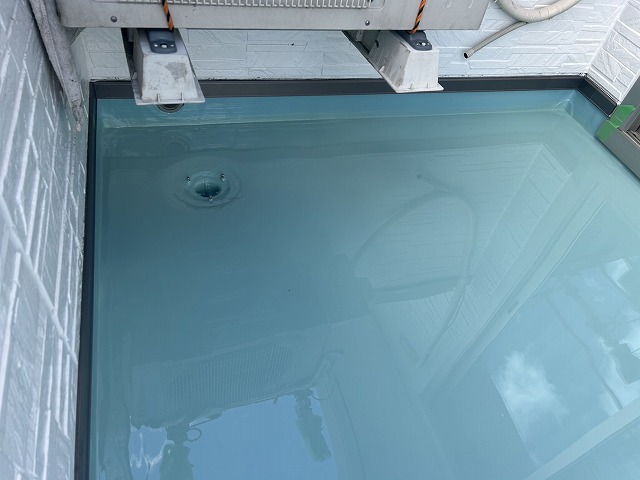 ウレタン塗膜防水工事で排水ドレン周辺への防水材塗布