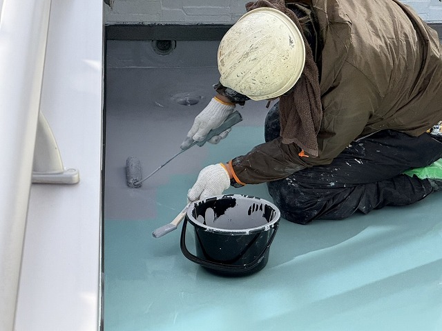 ベランダウレタン塗膜防水工事の床面へのトップコート塗り
