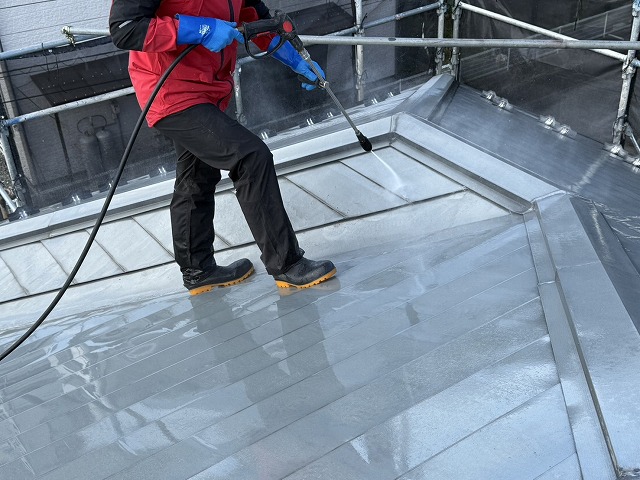 金属屋根塗装工事の高圧洗浄でサビなどを除去