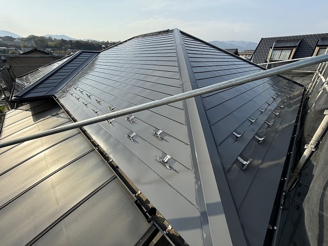 金属屋根塗装工事の「シャネツトップワンSi-JY」による1回目塗布が完了