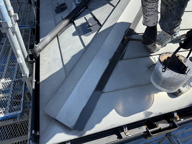 金属屋根塗装工事の下屋根棟板金際へのダメ込み