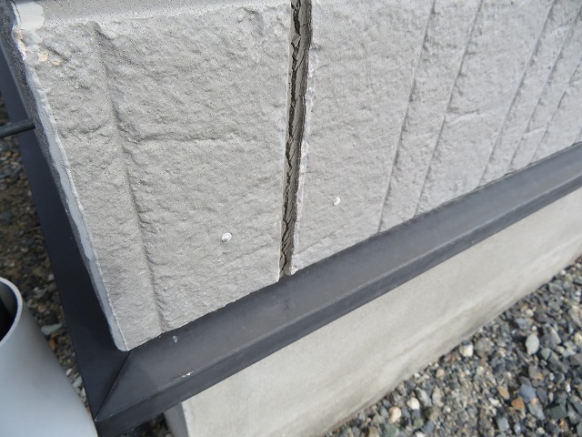 住宅の外壁調査でコーキングの破断を確認