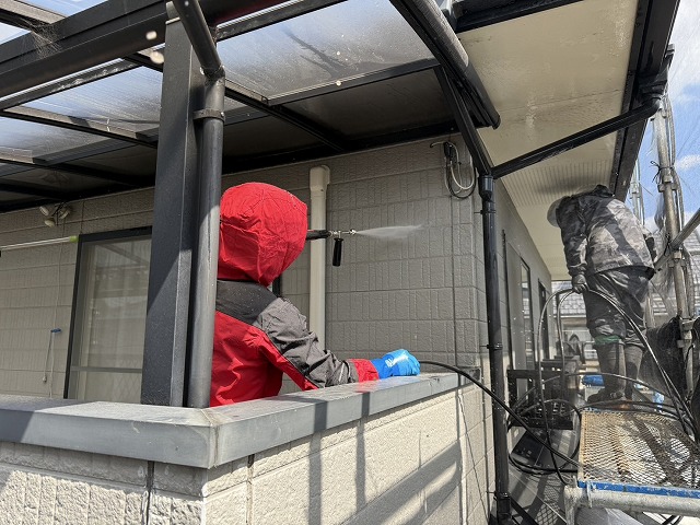 外壁塗装工事のベランダ部外壁に対する高圧洗浄