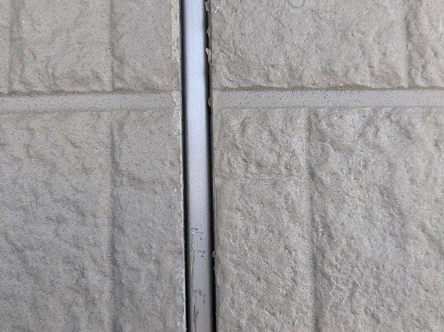 コーキング打ち替え工事の劣化した既存コーキングの除去が完了