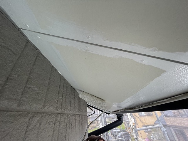 住宅外壁塗装工事のローラーを使った軒天塗装