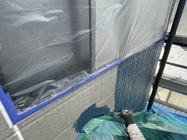 サイディング外壁塗装工事のハケを使った下屋根際への中塗り