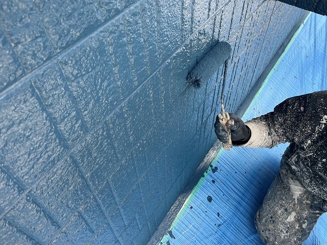 サイディング外壁塗装工事のローラー上塗り