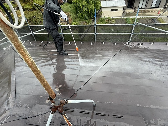 金属屋根塗装工事の塗装工程前に行った高圧洗浄