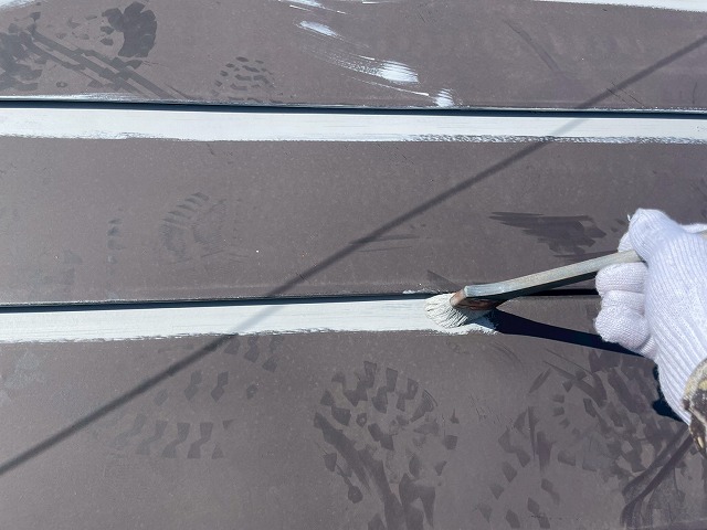 金属屋根塗装工事のサビ止め塗料を用いた下塗りダメ込み