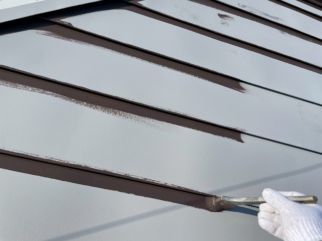 屋根用フッ素塗料を用いた金属屋根塗装の中塗りダメ込み