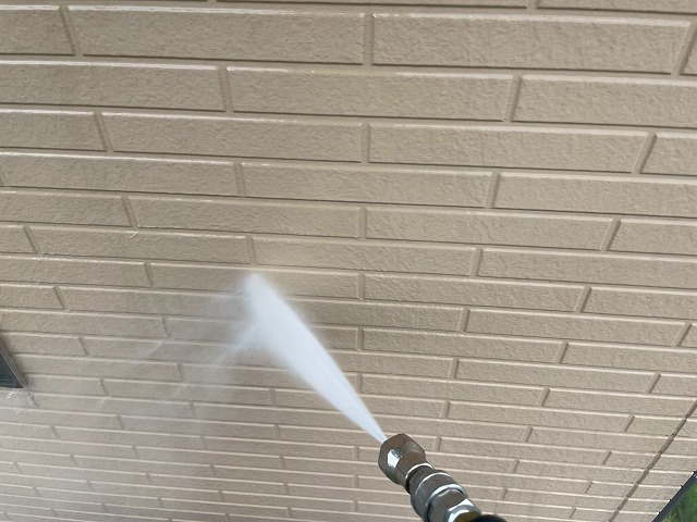 外壁塗装工事でサイディングの苔やカビなどを高圧洗浄で洗い落している様子