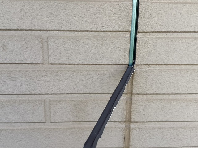 サイディング目地コーキング打ち替え工程の既存コーキングの取り除き