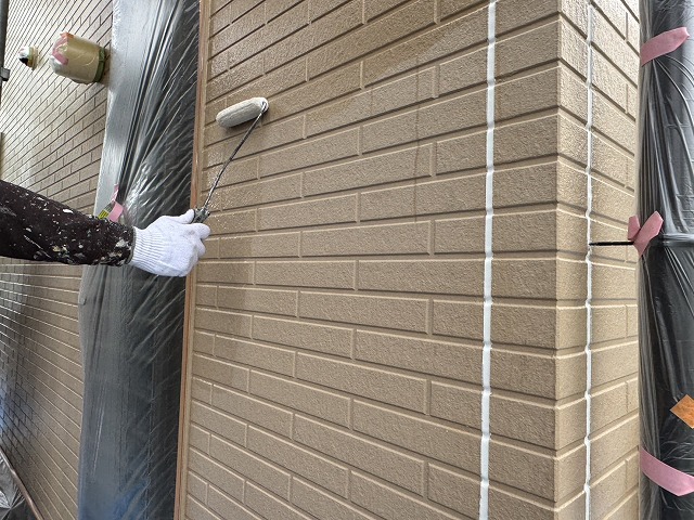 サイディング外壁塗装工事の「エポパワーシーラー」を用いた下塗りの様子