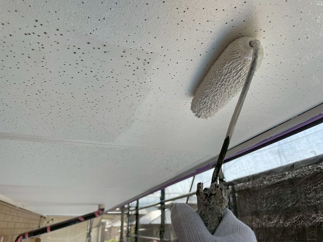 住宅外壁塗装工事の軒天塗装1回目の施工状況