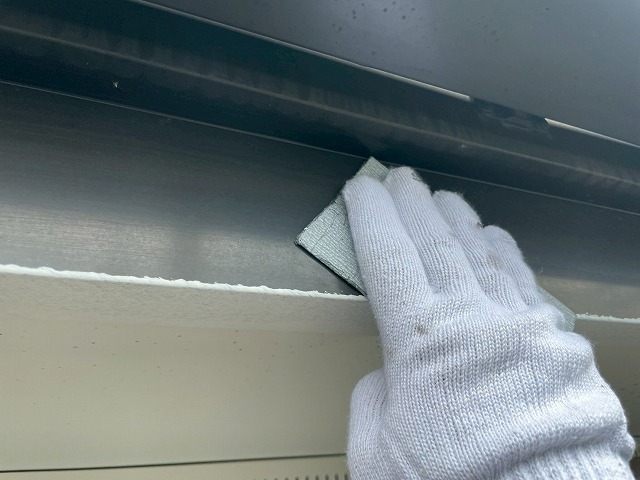 住宅外壁塗装工事の鼻隠しへのケレン処理