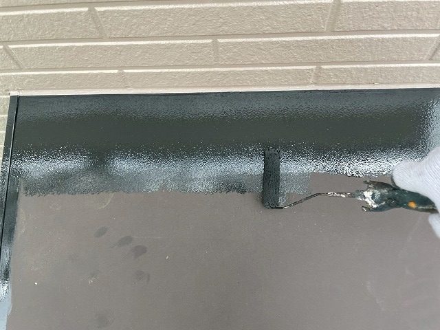 住宅建物塗装工事の庇板金への1回目塗装状況