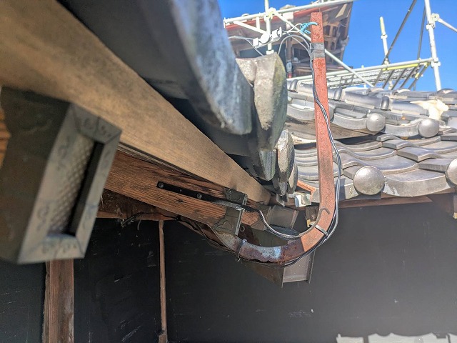 雨樋交換工事で化粧垂木へ受け金物をビスで固定した状況