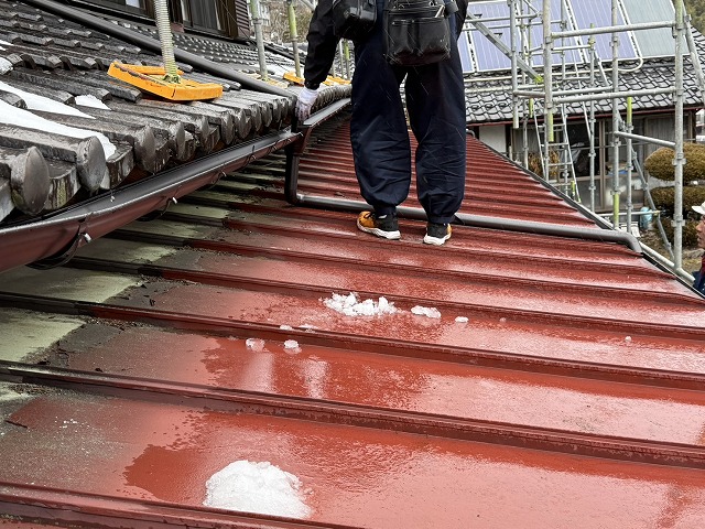 雨樋交換工事で這樋を設置している様子