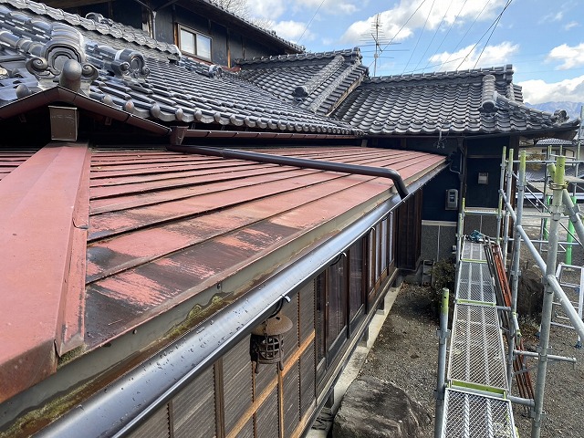 雨樋交換工事で下屋根上への這樋の設置が完了