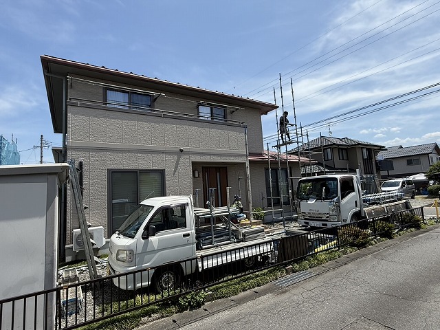 屋根カバー工事の足場組み立て状況