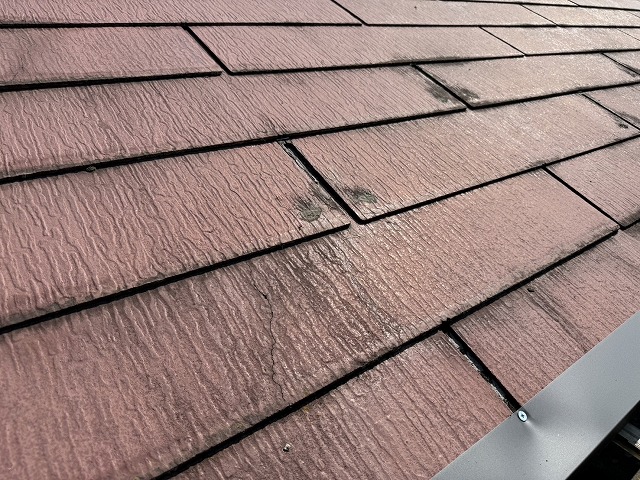 屋根カバー工事の雪止め金具の撤去状況