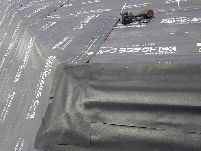 カバー工法による改修工事の頂上部への防水テープ貼り付け